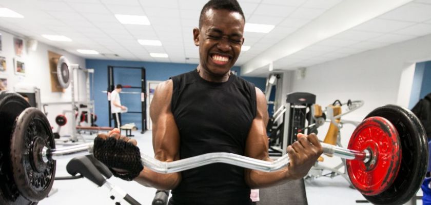 Un jeune sportif s'entraîne en salle de musculation