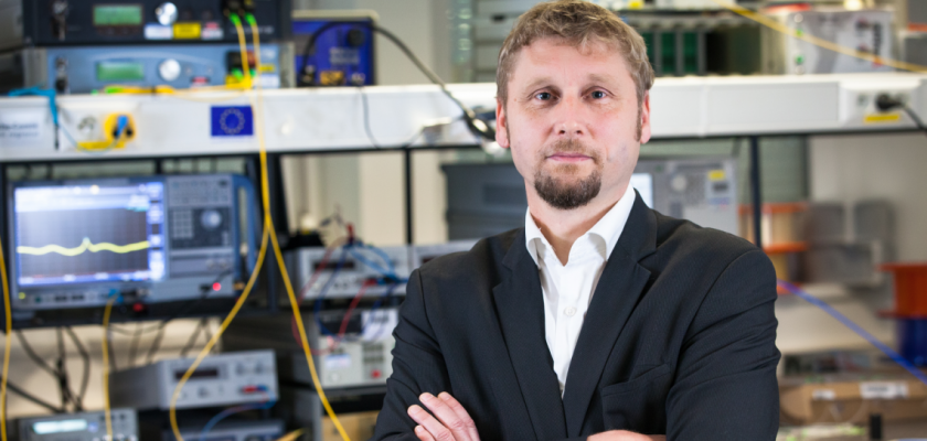 Portrait de Nicolas Chaillet dans son laboratoire.