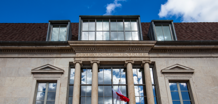 Vue de la façade d'un Palais de Justice