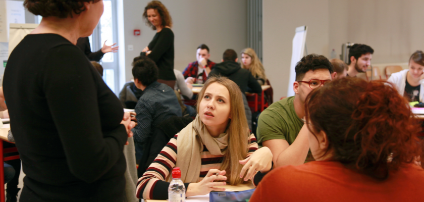 Des groupes d'étudiants en train de travailler. 