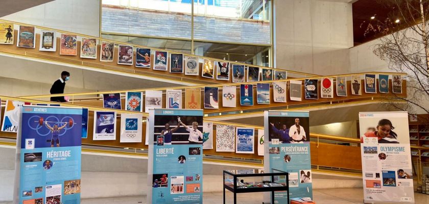 affiches, vitrine et kakémonos Jeux Olympiques dans la BU Belfort