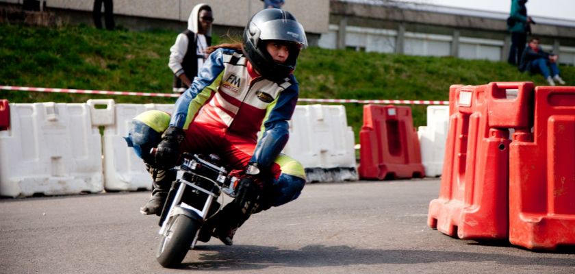 Une étudiante sur une minimoto