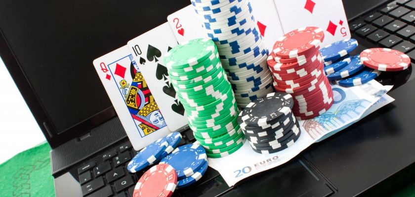 De jetons de poker sur un clavier d'ordinateur portable