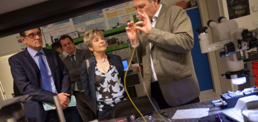 Marie-Guite Dufay en face d'un chercheur qui fait une démonstration lors d'une visite de labo.