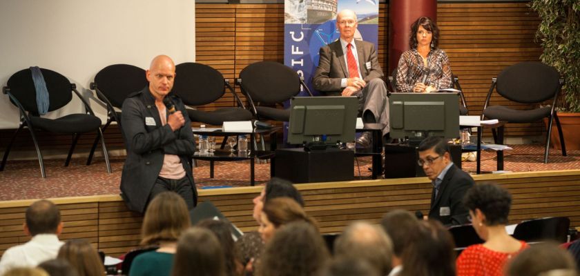 Rentrée du dispositif médical : trois personnes sur l'estrade devant une salle pleine.