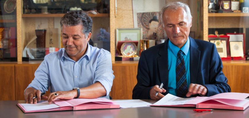 Jacques Bahi et Antoine Bréhard en train de signer la convention