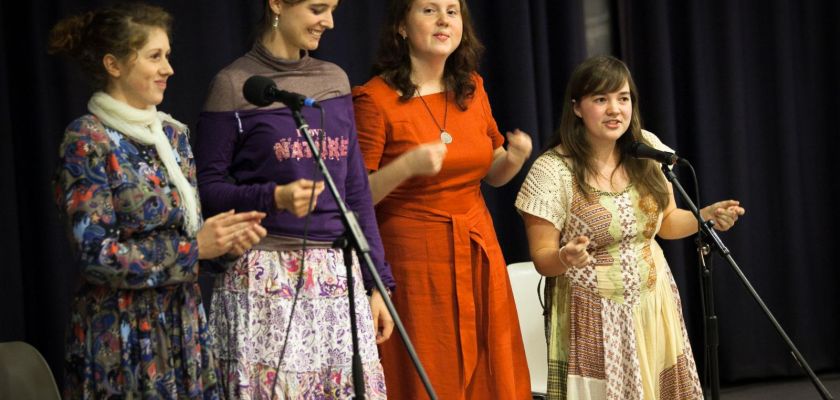 Quatre étudiantes russes en train de chanter