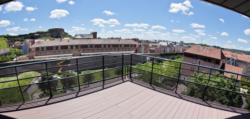 Vue sur la ville de Belfort depuis la terrasse du 3ème étage du bâtiment Louis Néel.