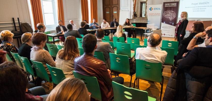 De nombreuses personnes dans une salle en train d'assister à une présentation.