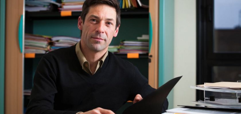 Un homme à son bureau.