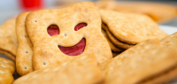 Une série de biscuits fourrés en gros plan dont un biscuit en forme de visage qui fait un clin d'oeil.