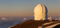 Le téléscope Canada-France-Hawaï vue du soleil couchant.
