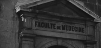 Vue en noir et blanc du fronton de l'ancienne faculté de médecine