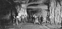 Carrière souterraine de brocatelle à Chassal dans les années 30