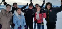 Un groupe d'étudiants chinois au ski