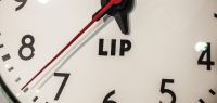 Exposition Lip, panneau d'affichage représentant les mouvements des employés, montres, horloge...
