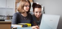 Deux jeunes femmes utilisant un ordinateur portable