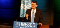 John Dudley pendant son discours lors de la soirée d'ouverture de l'Année internationale de la lumière à l'Unesco