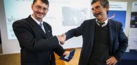 Jean-Yves Marzin remet la médaille d'argent du CNRS à John Dudley