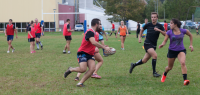 Des garçons et des filles disputent un match de rugby