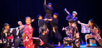 Un groupe de japonais en costume exécute une danse.