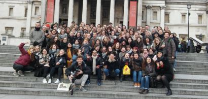 Une photo de groupe devant la National Gallery à Londres