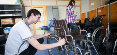 Julien et Camille, étudiants membres de l'association Humabio, réparent des fauteuils roulants