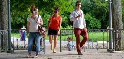 Des jeunes participant à une balade sonore