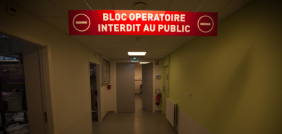 Signalétique "bloc opératoire" dans un couloir d'hôpital