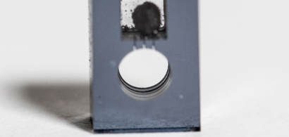Microcellule à vapeur de césium pour horloge atomique miniature