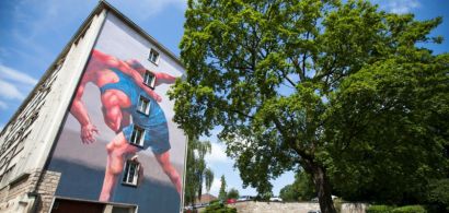 Vue de l'oeuvre sur le bâtiment de l'ESPE avec un arbre devant.