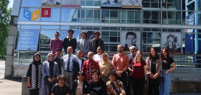 Les étudiants indonésiens et l'attaché à la culture et l'éducation de l'ambassade d'Indonésie. 