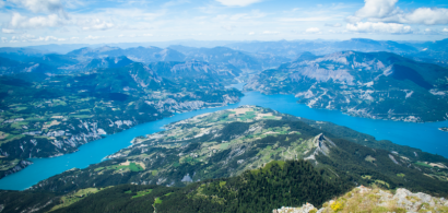 Vue des Alpes et du lac de Serre-Ponçon depuis le pic du Morgon