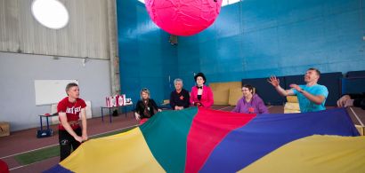 Des adultes handicapés jouent avec un ballon géant