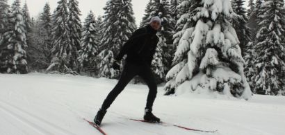Un étudiant en train de skier