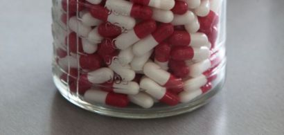 Des pilules rouges et blanches dans un flacon
