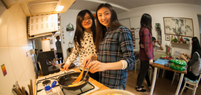 Cinq jeunes taiwanaises en train de préparer des galettes dans une cuisine.