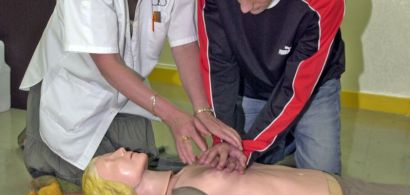 Entraînement au massage cardiaque sur un mannequin