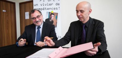 Frédéric Muyard et Jean-Marie Blanc signent une convention.