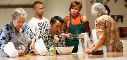 Préparation du repas pendant l'atelier cuisine