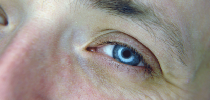 Un oeil bleu en gros plan