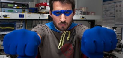 Un doctorant déguisé en super-héros, poings en avant.