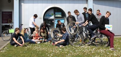 Un groupe d'étudiants avec leurs vélos