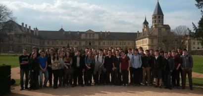 Un groupe d'étudiants et de lycéens devant l'abbaye de Cluny