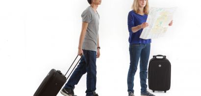 Etudiants avec valise