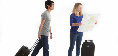 Deux étudiants avec une carte et une valise
