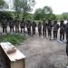 Les étudiants en tenue militaire écoutant les instructions d'un responsable de l'armée