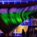 L'aurore boréale projetée sur les parois du porche à l'entrée de l'Unesco 
