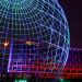 Une oeuvre d'art en forme de sphère illuminée dans les jardins de l'Unesco