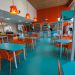 Espace ini R : série de tables et de chaises bleues et oranges.